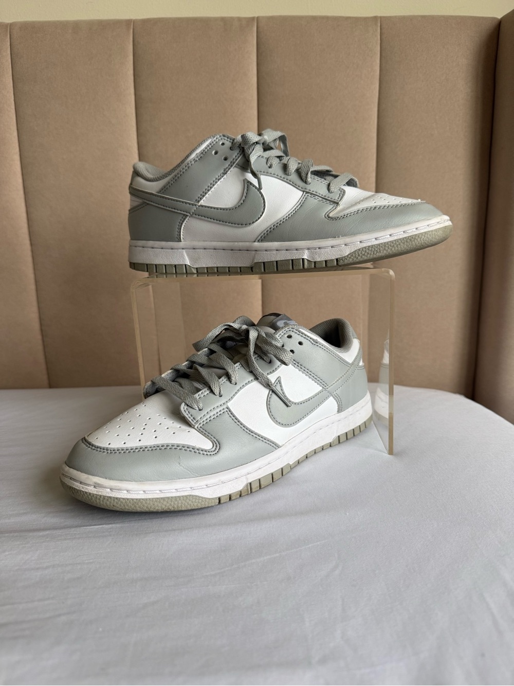 Nike Mens Low-Top Sneakers in White and Light Gray